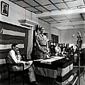 Illustration : 30 janvier 1944 - Conférence de Brazzaville. Le général de Gaulle prononce un discours. A sa droite, monsieur René Pleven, commissaire aux colonies