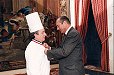 Illustration : Le Pr�sident Jacques Chirac, remet les insignes de chevalier de la L�gion d'Honneur � M. J�el Normand, chef de cuisine de la Pr�sidence.