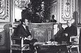 Photo : Le général de Gaulle reçoit dans le bureau présidentiel M. Richard Nixon, Président des Etats-Unis d'Amérique. Palais de l'Elysée - 1er mars 1969