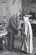 Photo : Le général de Gaulle accueille un émir à l'occasion de la Fête nationale. Palais de l'Elysée (salon des ambassadeurs) - 14 juillet 1968