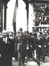 Illustration : Libération de Paris - Le général de Gaulle, après s'être rendu sur la tombe du soldat inconnu, descend les Champs-Elysées. A sa gauche, monsieur Parodi, derrière lui, les généraux Koenig, Leclerc, et Juin