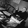 Illustration : Alain Poher, Maire d'Ablon S/ Seine dans son bureau personnel, 1984