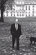 Photo : Le Pr�sident Fran�ois Mitterrand en promenade dans le parc du Palais de l'Elys�e.